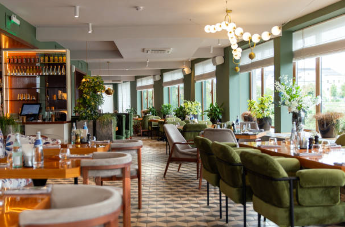 Restaurace v hotelu s prostřeným stolem